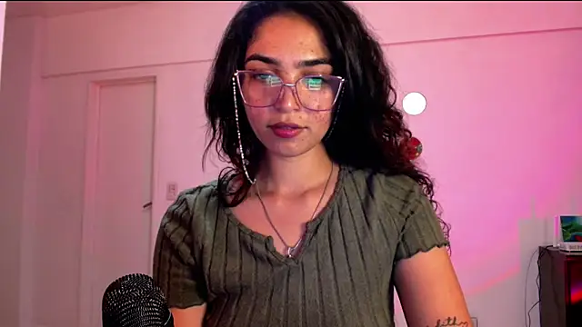 Snapshot of Ariagal chatting on 10-22-25, 12:22 Ariagal online show from 10-22-25, 12:22