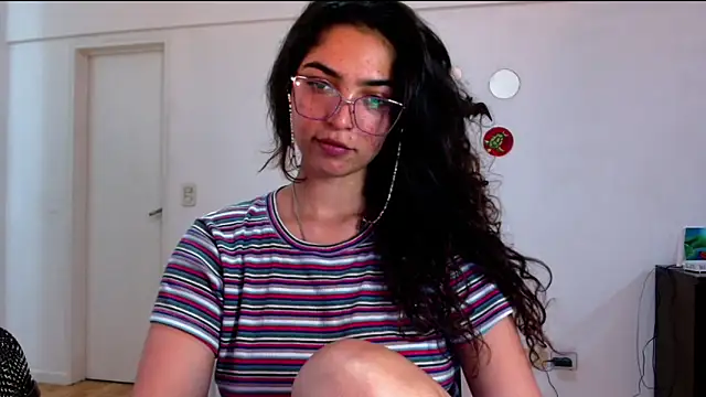 Snapshot of Ariagal chatting on 10-22-25, 11:15 Ariagal online show from 10-22-25, 11:15