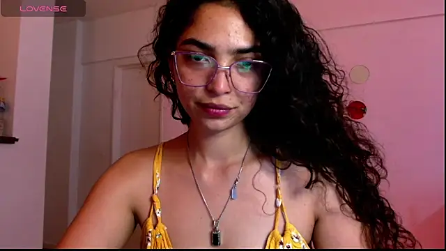 Snapshot of Ariagal chatting on 11-05-25, 08:20 Ariagal online show from 11-05-25, 08:20