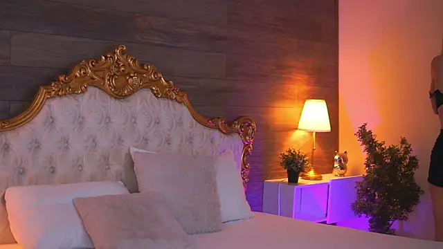 EllieRedd online show from 11-18-25, 05:45