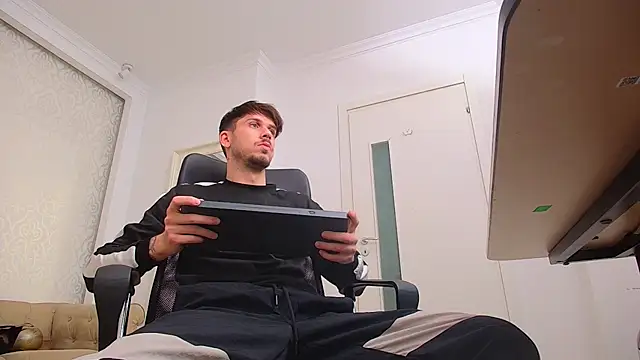 Snapshot of JonahShaw chatting on 09-26-25, 04:27 JonahShaw online show from 09-26-25, 04:27