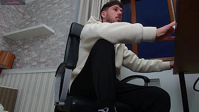 Snapshot of JonahShaw chatting on 10-13-25, 04:12 JonahShaw online show from 10-13-25, 04:12