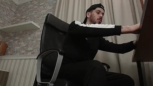 Snapshot of JonahShaw chatting on 10-18-25, 04:37 JonahShaw online show from 10-18-25, 04:37