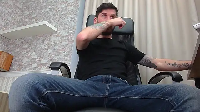 Snapshot of JonahShaw chatting on 11-19-25, 05:18 JonahShaw online show from 11-19-25, 05:18