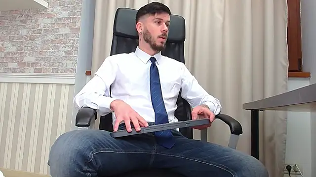 Snapshot of JonahShaw chatting on 11-23-25, 05:18 JonahShaw online show from 11-23-25, 05:18