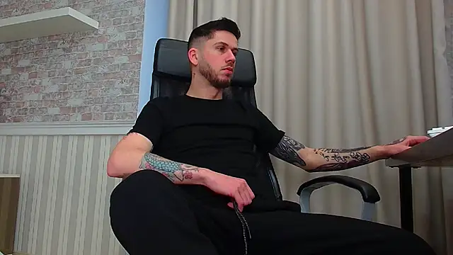 Snapshot of JonahShaw chatting on 12-15-25, 05:55 JonahShaw online show from 12-15-25, 05:55