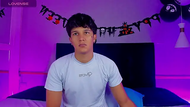 Snapshot of Leo_Savage_ chatting on 10-24-25, 03:47 Leo Savage online show from 10-24-25, 03:47