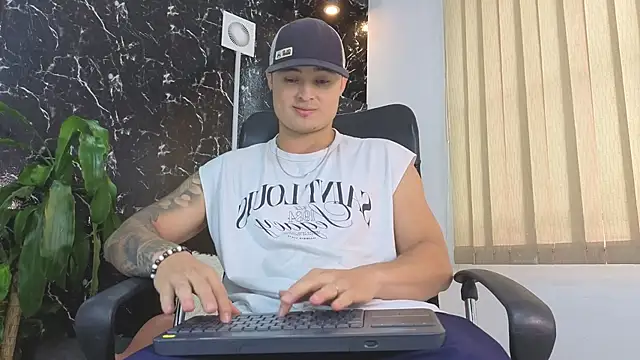 Snapshot of Alexander_ferre chatting on 04-28-26, 01:16 Alexander ferre online show from 04-28-26, 01:16