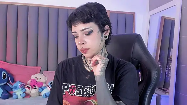 misstomie  online show from 11-19-25, 03:01