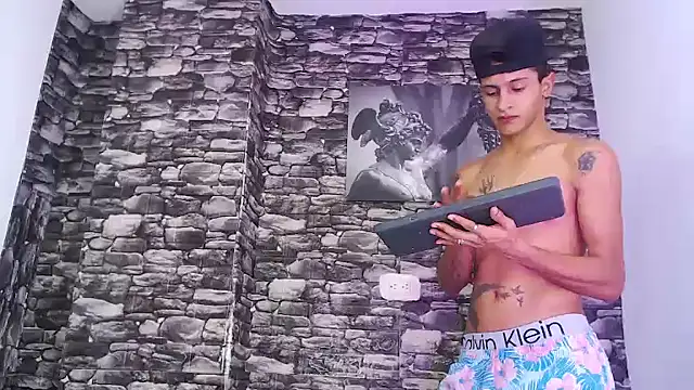 Snapshot of gustavo_saaled19_ chatting on 10-21-25, 10:43 gustavo saaled19 online show from 10-21-25, 10:43