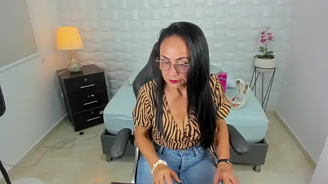 yulitza1025 online show from 09-29-25, 12:21