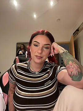 Snapshot of OliviaaFischer chatting on 06-17-26, 06:31 OliviaaFischer online show from 06-17-26, 06:31