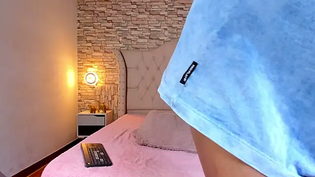 Lucia-Horny24 online show from 10-22-25, 07:57