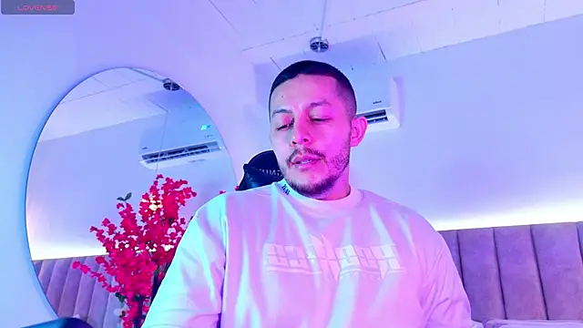 Snapshot of AronSandeers chatting on 10-25-25, 04:24 AronSandeers online show from 10-25-25, 04:24