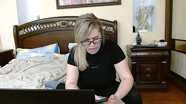 Snapshot of Crystal00Girl chatting on 01-05-26, 08:23 Crystal00Girl online show from 01-05-26, 08:23