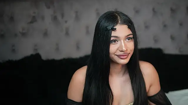 Snapshot of GiuliaSya chatting on 10-14-25, 08:31 GiuliaSya online show from 10-14-25, 08:31