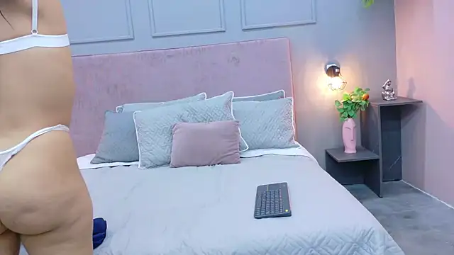Snapshot of Camila_Hill_ chatting on 10-08-25, 01:09 Camila Hill online show from 10-08-25, 01:09