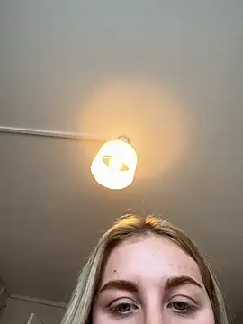 Snapshot of Layla_20_ chatting on 10-06-25, 12:02 Layla 20  online show from 10-06-25, 12:02