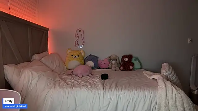 Snapshot of emmyfawn chatting on 09-15-25, 02:33 emmyfawn online show from 09-15-25, 02:33