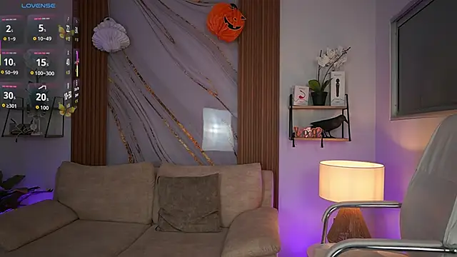 Snapshot of MilaCrave chatting on 10-21-25, 11:33 MilaCrave online show from 10-21-25, 11:33