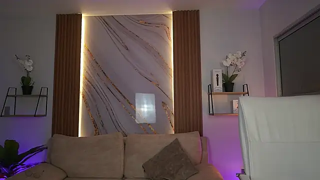 Snapshot of MilaCrave chatting on 12-16-25, 11:37 MilaCrave online show from 12-16-25, 11:37