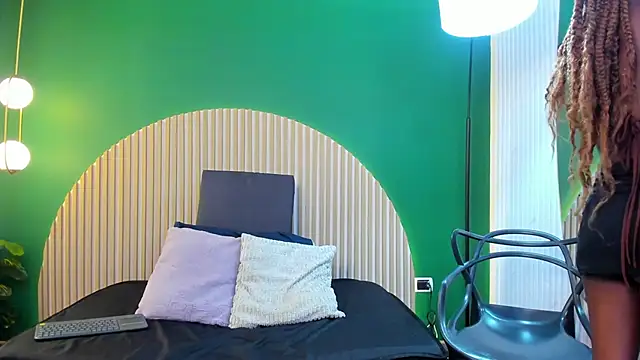 halleylorens online show from 12-02-25, 07:20