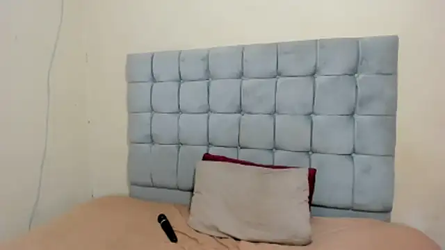 Snapshot of curveAss222 chatting on 10-18-25, 05:35 curveAss222 online show from 10-18-25, 05:35