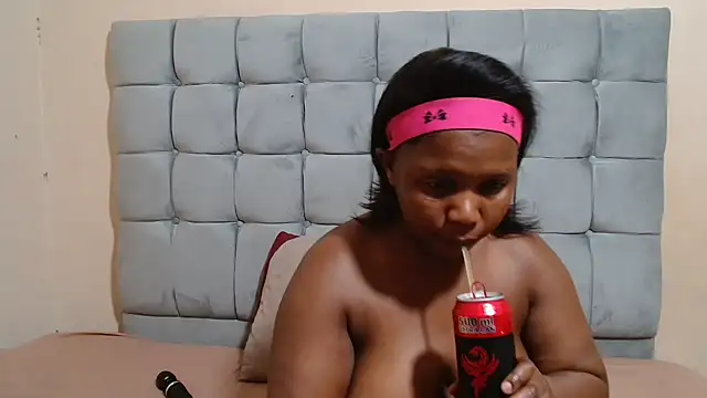 Snapshot of curveAss222 chatting on 10-31-25, 04:19 curveAss222 online show from 10-31-25, 04:19