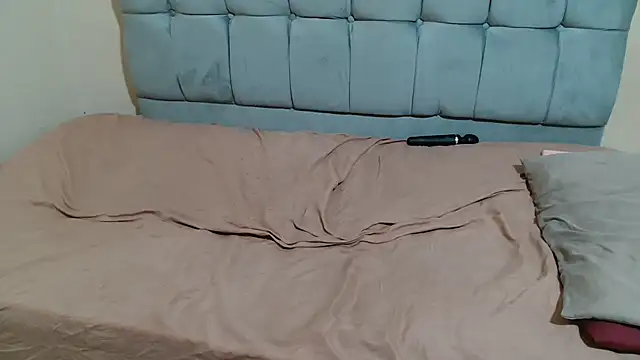 Snapshot of curveAss222 chatting on 11-06-25, 04:13 curveAss222 online show from 11-06-25, 04:13