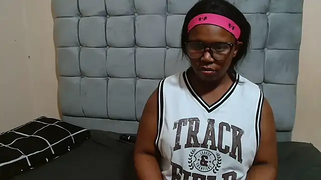 Snapshot of curveAss222 chatting on 11-16-25, 04:01 curveAss222 online show from 11-16-25, 04:01