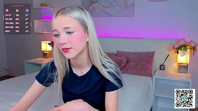 Snapshot of Anellyball chatting on 12-17-25, 10:32 Anellyball online show from 12-17-25, 10:32