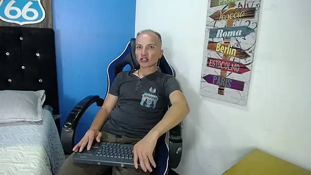 Snapshot of DaddyPoweer chatting on 10-22-25, 10:53 DaddyPoweer online show from 10-22-25, 10:53