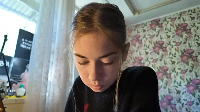 Snapshot of Witching_Moon chatting on 09-16-25, 07:42 Witching Moon online show from 09-16-25, 07:42