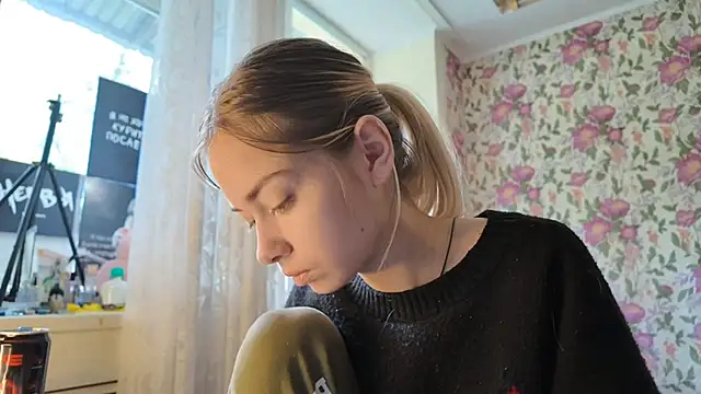 Snapshot of Witching_Moon chatting on 09-17-25, 07:43 Witching Moon online show from 09-17-25, 07:43