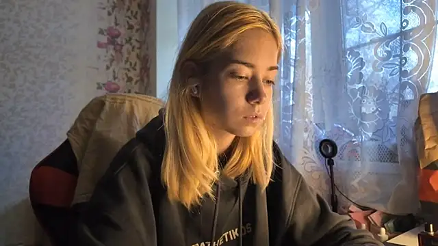 Snapshot of Witching_Moon chatting on 10-17-25, 07:11 Witching Moon online show from 10-17-25, 07:11