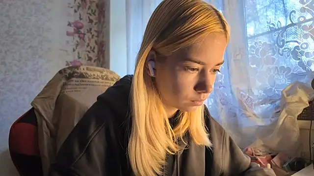 Snapshot of Witching_Moon chatting on 10-20-25, 07:20 Witching Moon online show from 10-20-25, 07:20