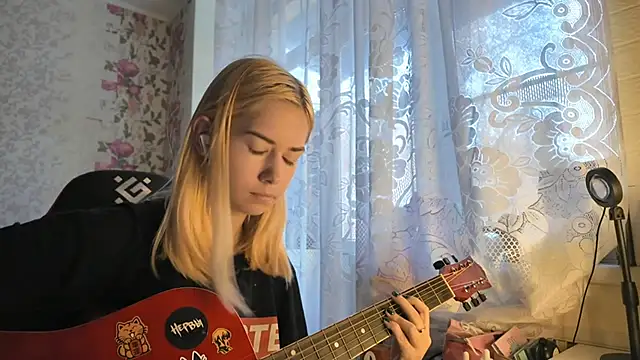 Snapshot of Witching_Moon chatting on 10-22-25, 07:19 Witching Moon online show from 10-22-25, 07:19