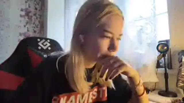 Snapshot of Witching_Moon chatting on 10-23-25, 07:40 Witching Moon online show from 10-23-25, 07:40