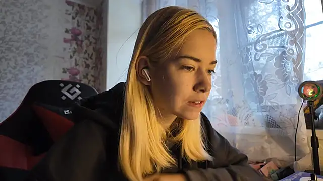 Snapshot of Witching_Moon chatting on 10-27-25, 07:34 Witching Moon online show from 10-27-25, 07:34