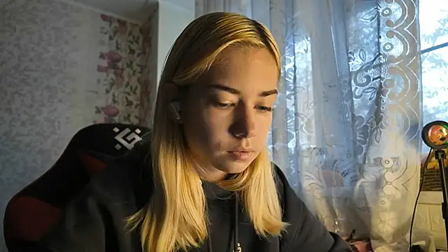 Snapshot of Witching_Moon chatting on 10-28-25, 07:45 Witching Moon online show from 10-28-25, 07:45