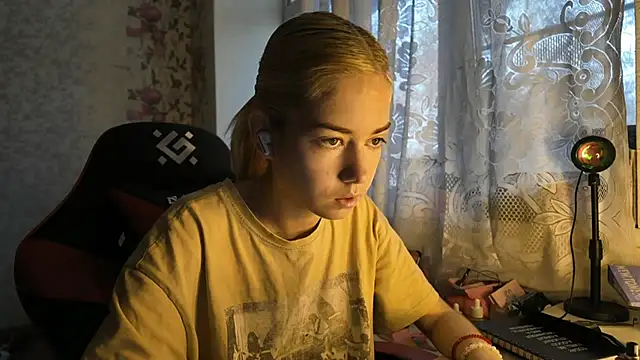 Snapshot of Witching_Moon chatting on 10-31-25, 07:31 Witching Moon online show from 10-31-25, 07:31