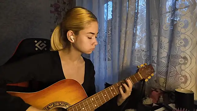 Snapshot of Witching_Moon chatting on 11-04-25, 07:29 Witching Moon online show from 11-04-25, 07:29