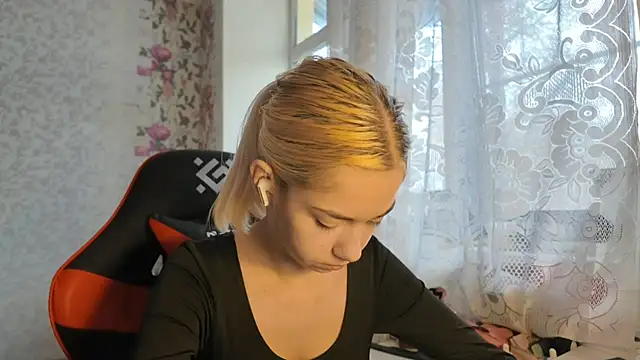 Snapshot of Witching_Moon chatting on 11-05-25, 07:41 Witching Moon online show from 11-05-25, 07:41