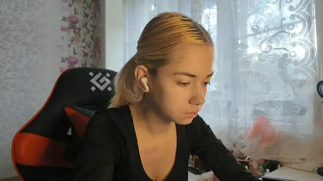 Snapshot of Witching_Moon chatting on 11-06-25, 07:20 Witching Moon online show from 11-06-25, 07:20