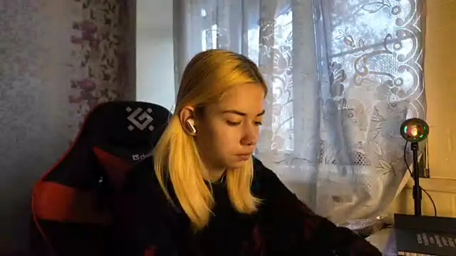 Snapshot of Witching_Moon chatting on 11-10-25, 07:40 Witching Moon online show from 11-10-25, 07:40