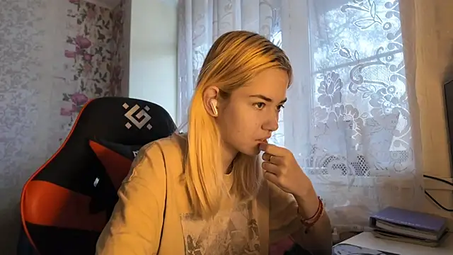 Snapshot of Witching_Moon chatting on 11-13-25, 07:40 Witching Moon online show from 11-13-25, 07:40