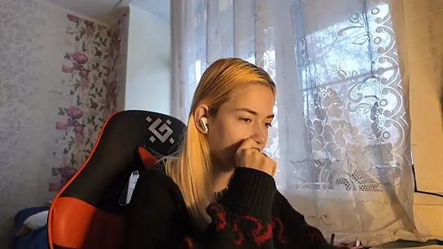 Snapshot of Witching_Moon chatting on 11-17-25, 07:58 Witching Moon online show from 11-17-25, 07:58