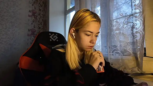 Snapshot of Witching_Moon chatting on 11-18-25, 07:35 Witching Moon online show from 11-18-25, 07:35