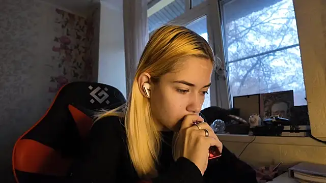 Snapshot of Witching_Moon chatting on 11-21-25, 07:40 Witching Moon online show from 11-21-25, 07:40