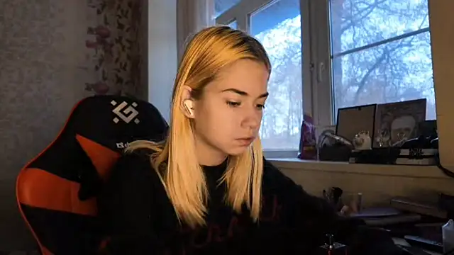 Snapshot of Witching_Moon chatting on 11-25-25, 07:41 Witching Moon online show from 11-25-25, 07:41